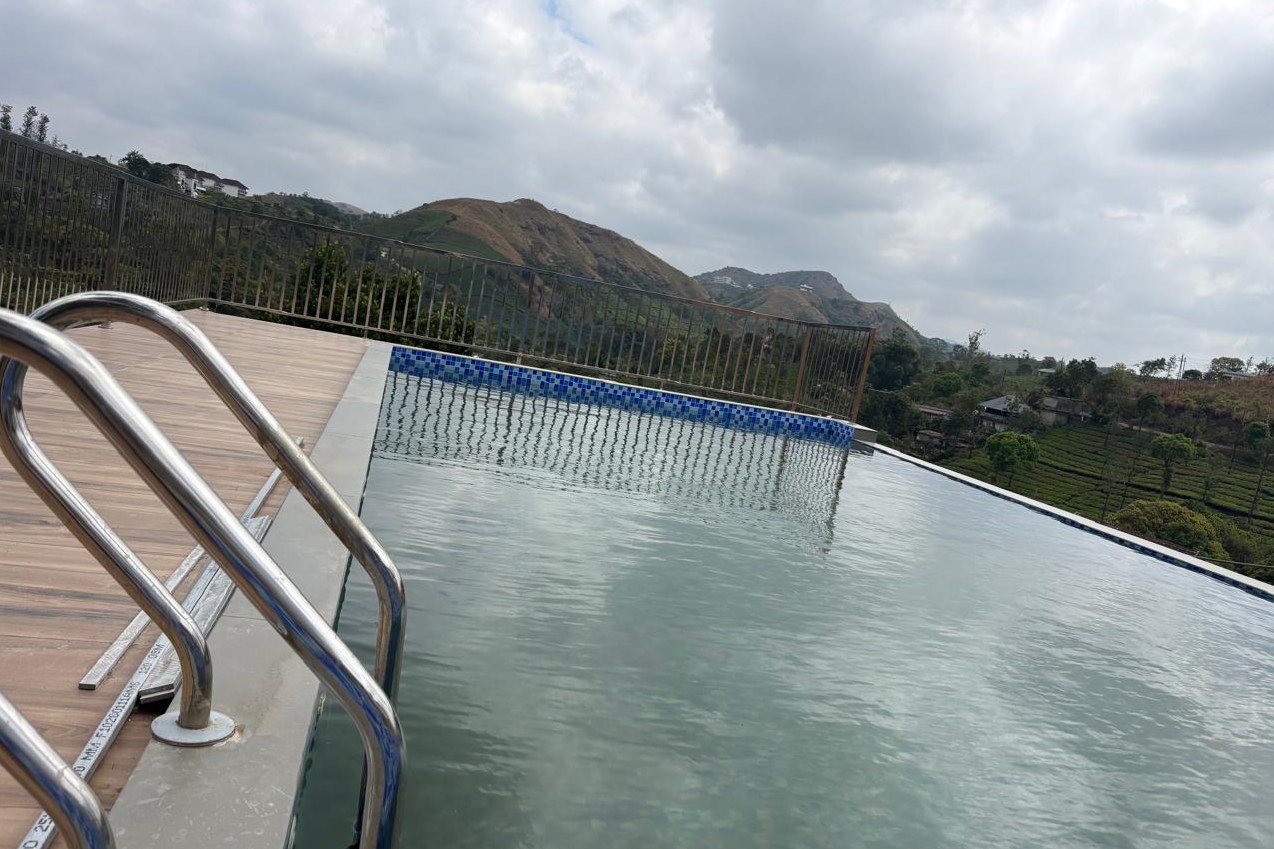 Simons Holidays – Infinity Pool