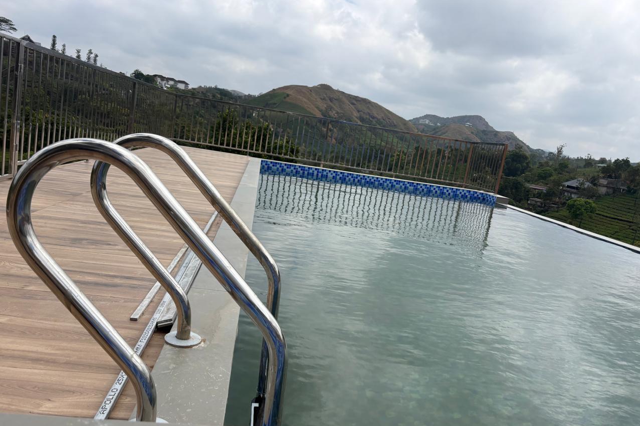 Simons Holidays – Infinity Pool