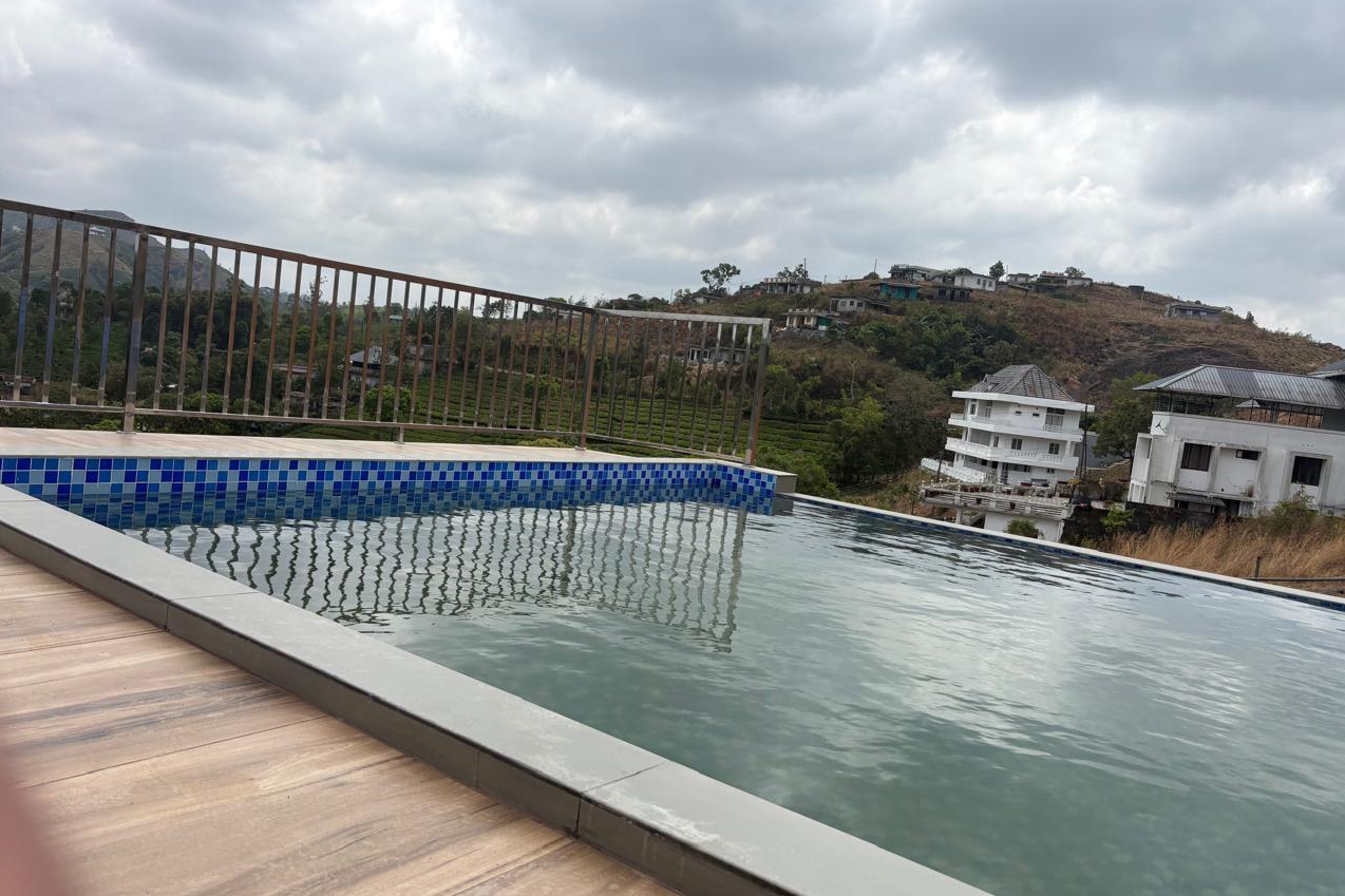 Simons Holidays – Infinity Pool