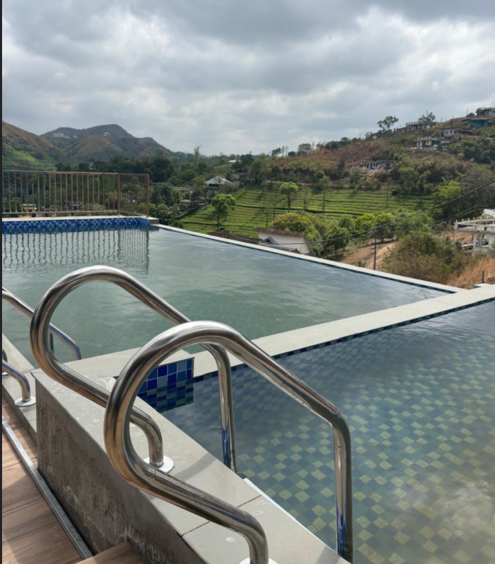 Simons Holidays – Infinity Pool
